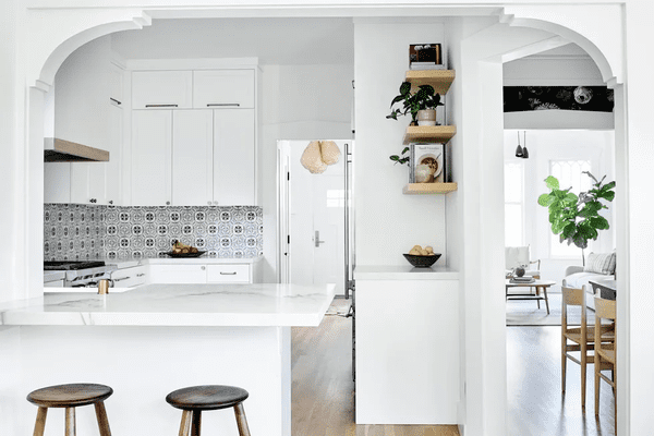 طراحی آشپزخانه با کابینت سفید - 11