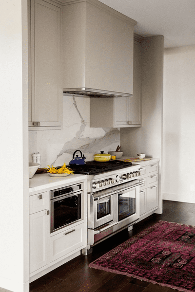 طراحی آشپزخانه با کابینت سفید - 12