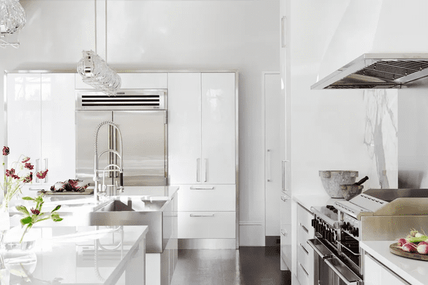 طراحی آشپزخانه با کابینت سفید - 15