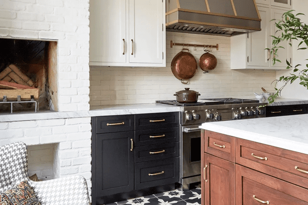 طراحی آشپزخانه با کابینت سفید - 3