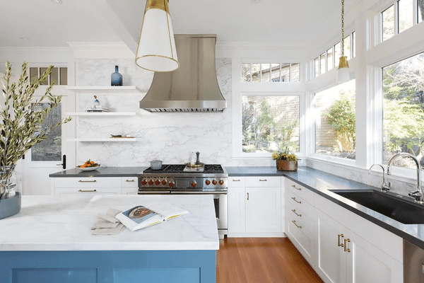 طراحی آشپزخانه با کابینت سفید - 4
