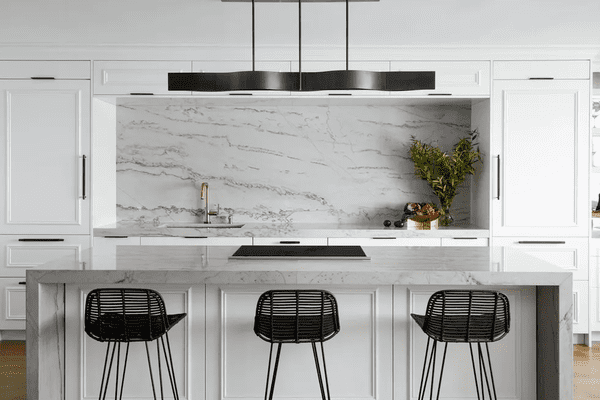 طراحی آشپزخانه با کابینت سفید - 7
