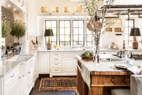 طراحی آشپزخانه با کابینت سفید - 8