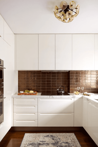طراحی آشپزخانه با کابینت سفید - 10